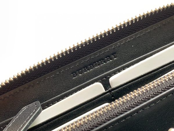 バーバリー財布着用イメージ